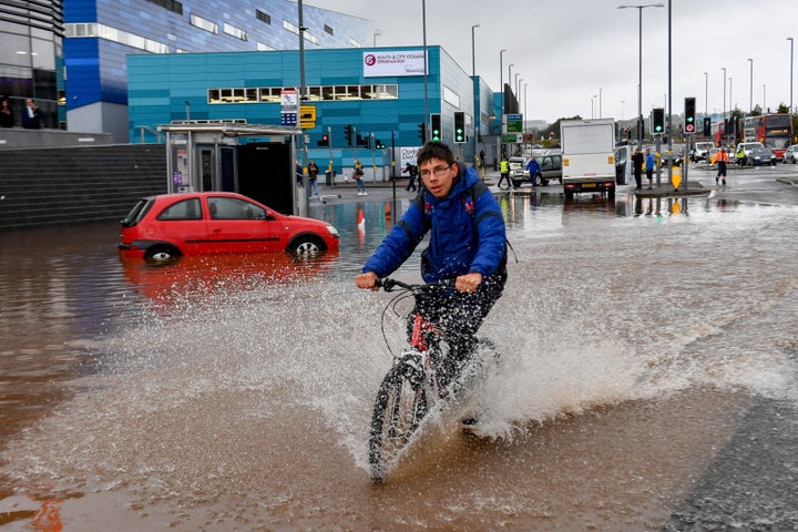 It Just Rained So Much It Was Pouring Inside Liverpool Street Station Huffpost Uk It Just Rained So Much It Was Pouring Inside Liverpool Street Station Huffpost Uk