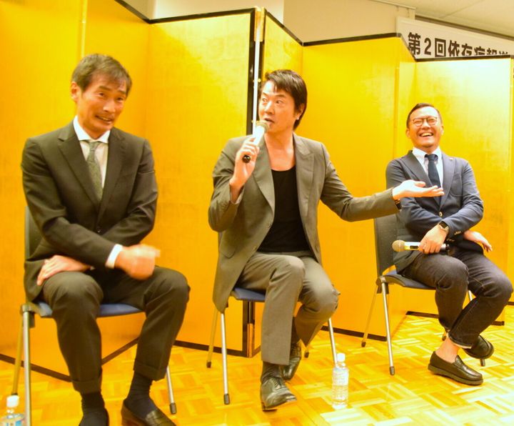 座談会に参加する杉田あきひろさん、高知東生さん、塚本堅一さん