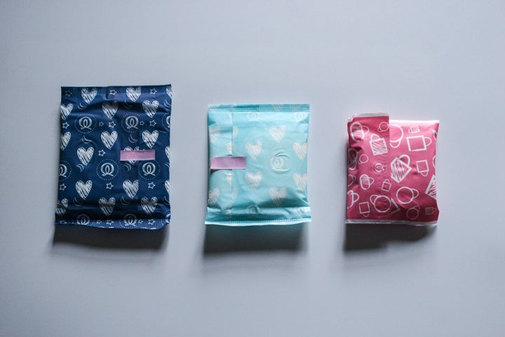 Set of three sanitary towels / panty liners in different sizes wrapped in different colours.(イメージ写真)