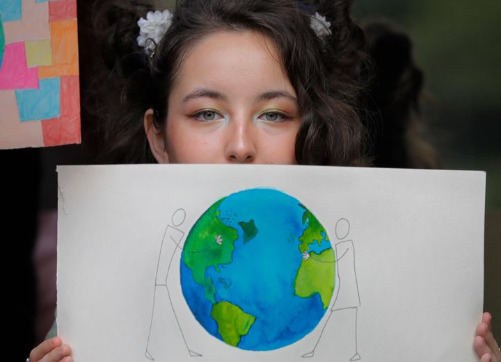 Une jeune fille présente une affiche lors d'une manifestation contre les changements climatiques à Bucarest, en Roumanie, le 20 septembre dernier.