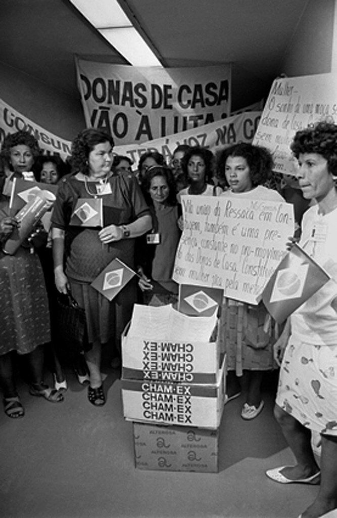 Movimentos feministas destacam como conquistas da Constituição de 1988 o direito à...