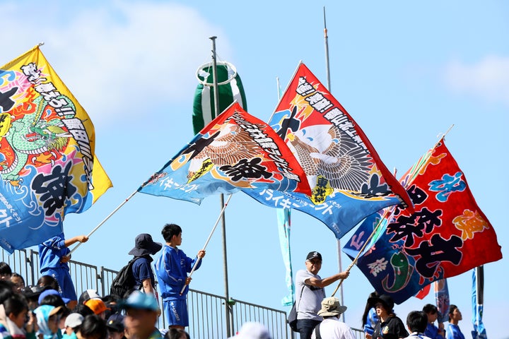 2019年9月25日、釜石鵜住居復興スタジアムで行われたフィジー対ウルグアイの試合で、大漁旗を翻して応援するラグビーファン