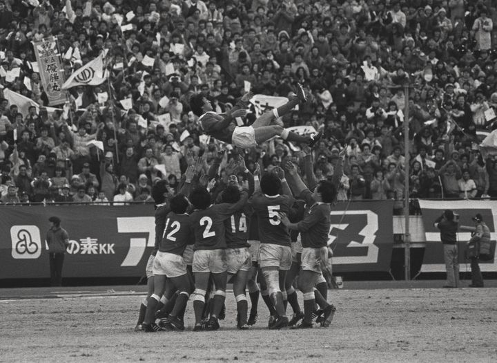 1985年1月15日、7連覇を達成し喜ぶ新日鉄釜石ラグビー部。胴上げされているのは松尾雄治選手（兼監督）