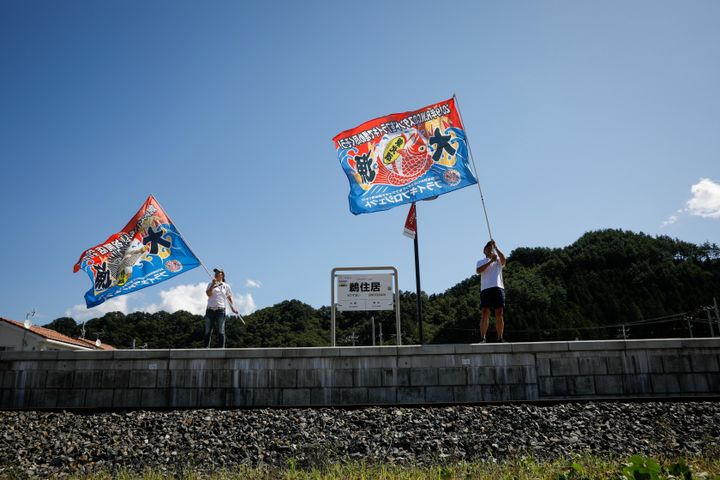 三陸鉄道鵜住居駅で大漁旗を振る人、2019年9月25日