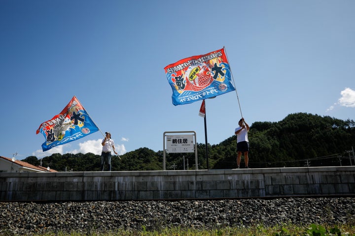 三陸鉄道鵜住居駅で大漁旗を振る人、2019年9月25日