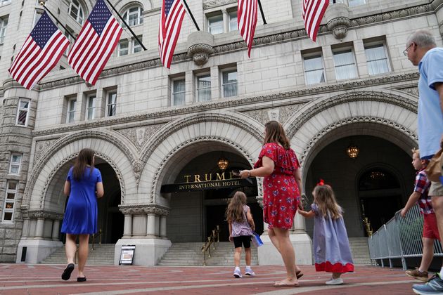 O Trump International Hotel tem vantagens em relação à concorrência porque hóspedes estrangeiros se hospedam ali para obter favores do presidente, segundo uma ação judicial.