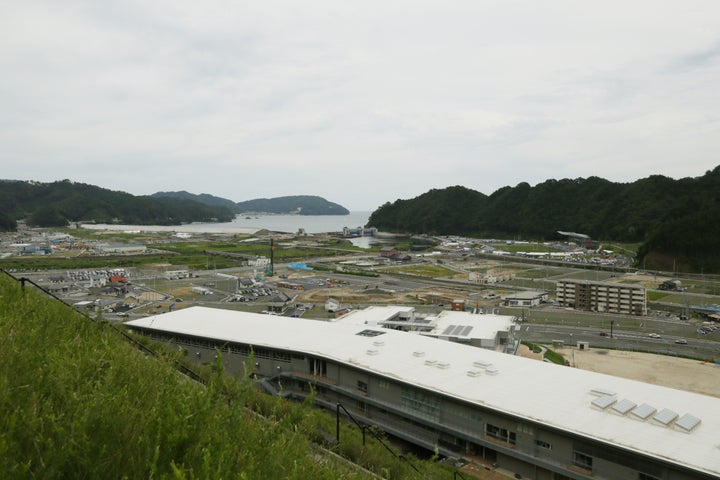 2019年8月19日の鵜住居の様子。右奥に復興スタジアムが見える。手前の白い建物は鵜住居小・釜石東中の新校舎