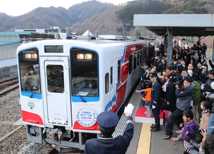 三陸鉄道リアス線が全線で運行を再開し、多くの人に見送られ釜石駅を出発する記念列車