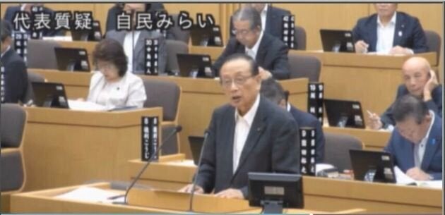 質疑に立つ上田勇作議員