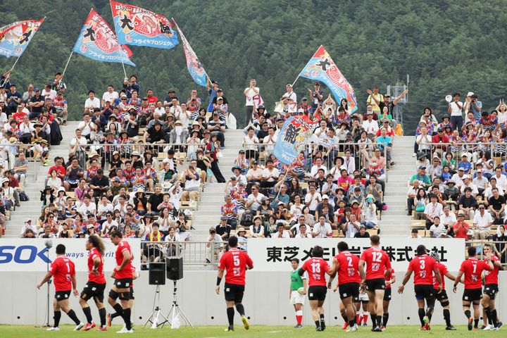 2018年8月19日、釜石鵜住居復興スタジアムのこけら落としで、釜石シーウェイブスRFC対ヤマハ発動機ジュビロの記念試合が行われた。赤のユニフォームがシーウェイブスで、大勢のファンが観戦した