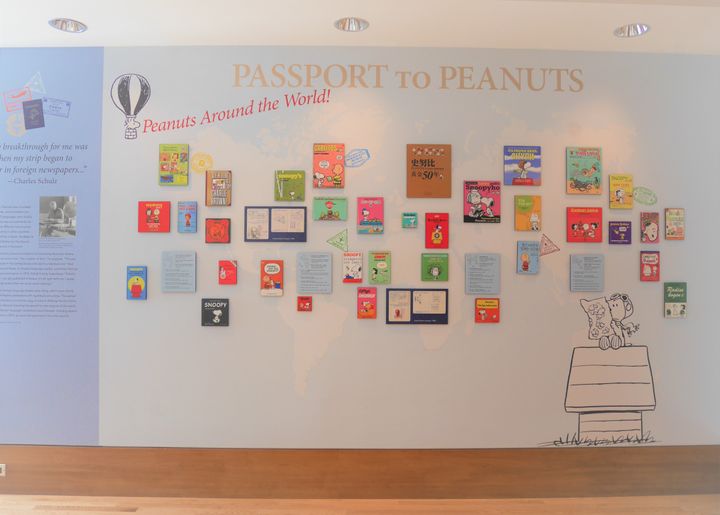世界中に翻訳されているPEANUTSが世界地図と共に展示されているチャールズMシュルツ ミュージアム＝カリフォルニア州サンタローザ