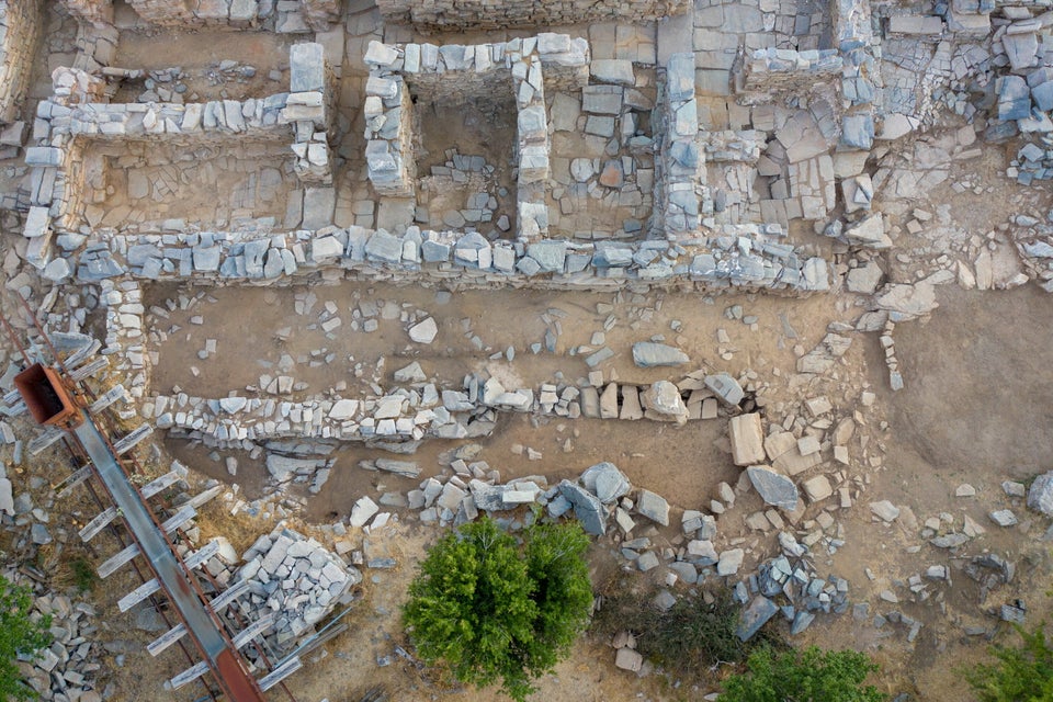 Kάτω από το κτήριο της Νεοανακτορικής περιόδου υπήρχε παλαιότερο που ιδρύθηκε πάνω σε βράχους