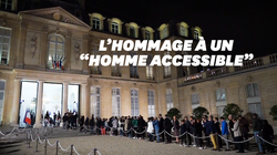 Une file interminable d’anonymes à l’Élysée pour rendre hommage à