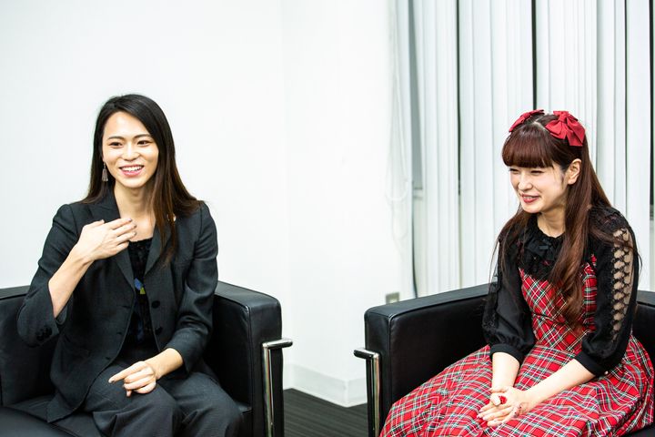 トランスジェンダーで建築家・モデルのサリー楓さん（左）と、ロリータモデル・看護師の青木美沙子さん＝東京