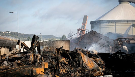 Suies, fumée et écoles fermées: après l’incendie de Lubrizol, Rouen fait le