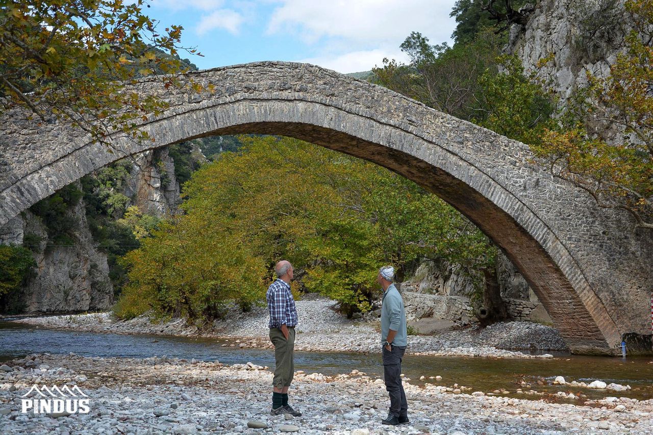 Το ιστορικό γεφύρι της Βίνιανης στον Ταυρωπό ποταμό, κοντά στο Καρπενήσι. 