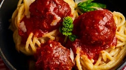 Espaguetis con albóndigas de carne en salsa