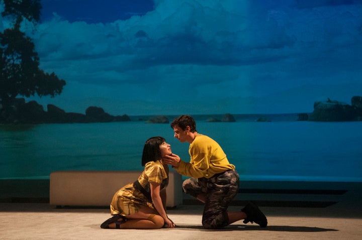 Lénina (Ariane Castellanos) et John (Benoît Drouin-Germain) n'aspirent pas à la même façon de consommer leur «amour».