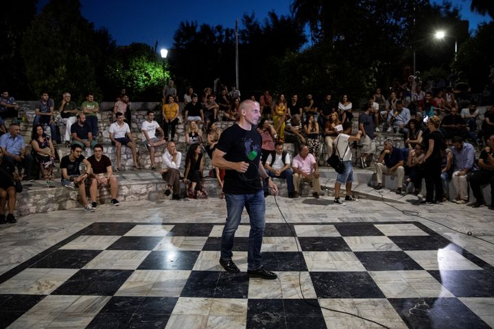 Ο Γιάνης Βαρουφάκης με το μικρόφωνο στο χέρι, σε προεκλογική εκδήλωση τον Ιούλιο του 2019, στην Αθήνα. 