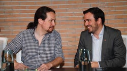 La llamativa imagen de Alberto Garzón junto a Pablo Iglesias: nadie se puede fijar en