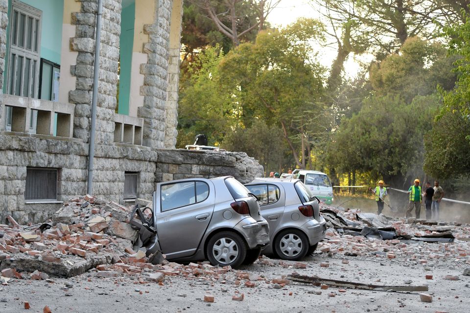 Συντρίμμια από πεσμένη οροφή λόγω του σεισμού στην Αλβανία το Σάββατο, έχουν πλακώσει τα αυτοκίνητα μπροστά από το κτίριο.