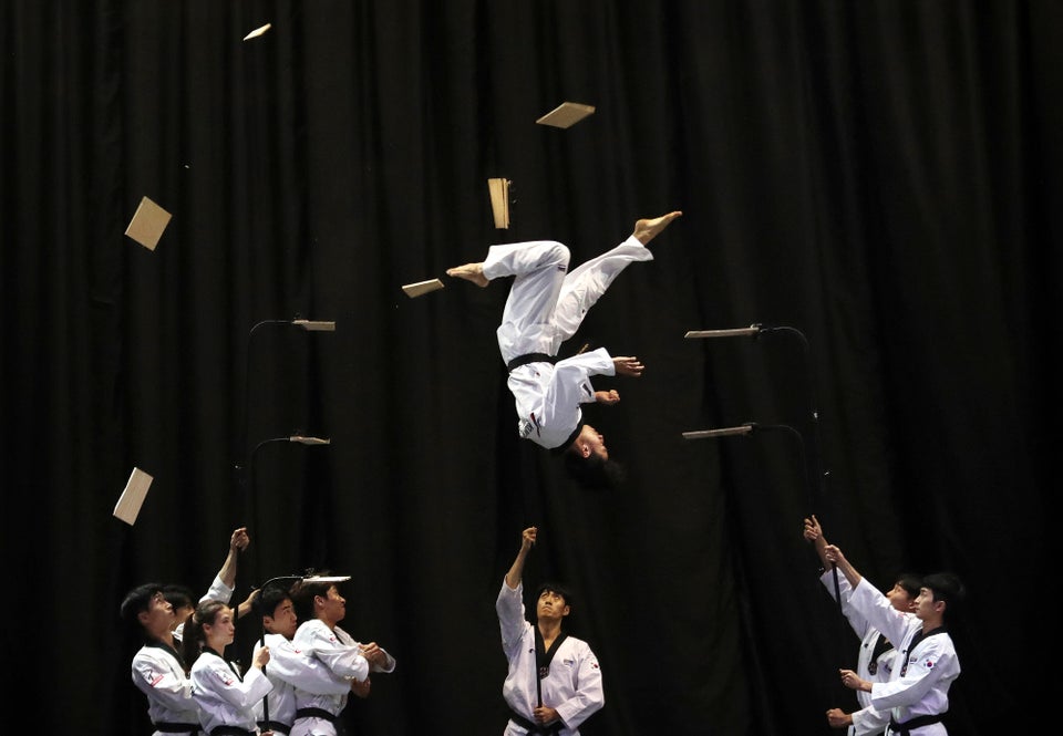 Μέλη της ομάδας του Taekwondo της Νότιας Κορέας κατά την διάρκεια επίδειξης λόγω της επίσκεψης του Πρωθυπουργού της Βουλγαρίας, Μπόικο Μπορίσοφ στο Kukkiwon, την ακαδημία Taekwondo, στη Σεούλ, την Τετάρτη.