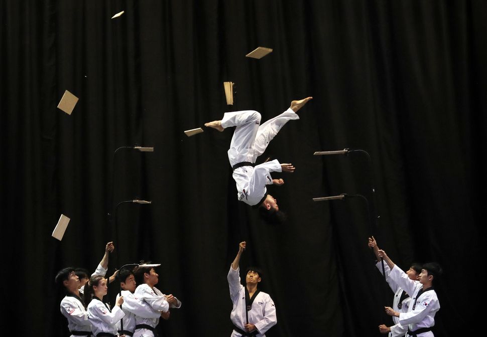 Μέλη της ομάδας του Taekwondo της Νότιας Κορέας κατά την διάρκεια επίδειξης λόγω της επίσκεψης του Πρωθυπουργού της Βουλγαρίας, Μπόικο Μπορίσοφ στο Kukkiwon, την ακαδημία Taekwondo, στη Σεούλ, την Τετάρτη.