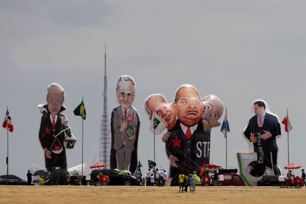 O Judiciário também virou alvo de protestos da população, com direito a pixulecos para ministros do STF.