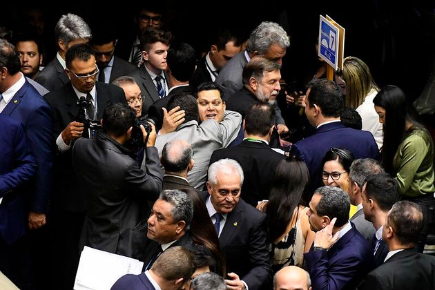 Congresso aprova lei de abuso de autoridade que pode prejudicar investigações.