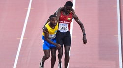 Ce coureur des Mondiaux d’athlétisme a fini sa course grâce à l’aide d’un