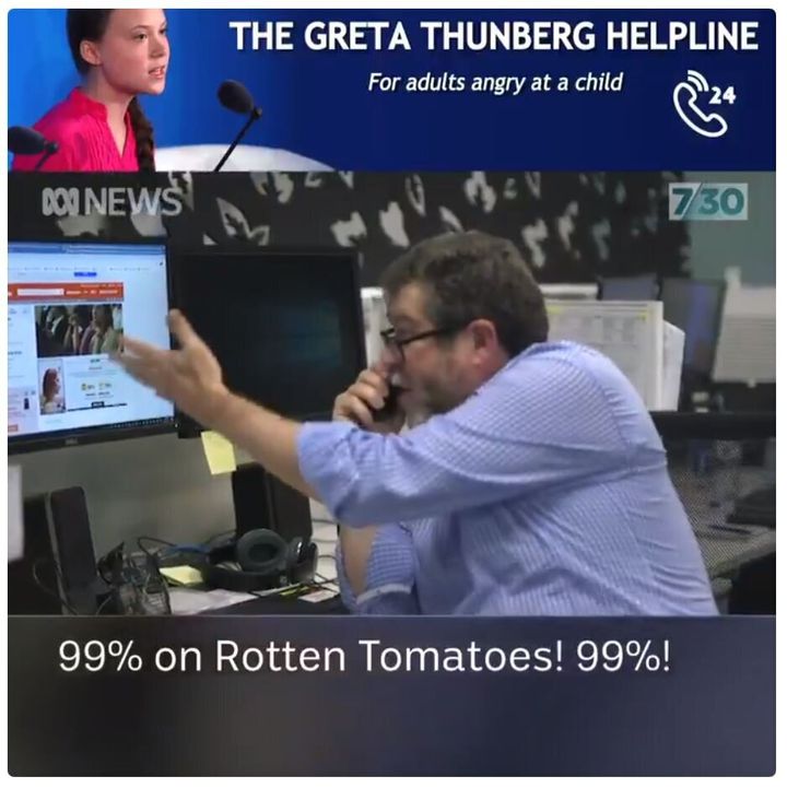トマトメーターを見ながら叫ぶ男性
