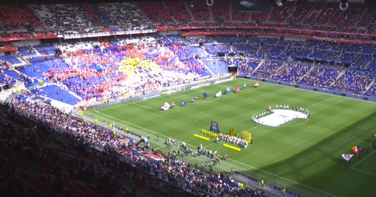 Ligue 1 Pendant Ol Nantes Un Drapeau Geant Du Tibet En Tribunes Le Huffpost