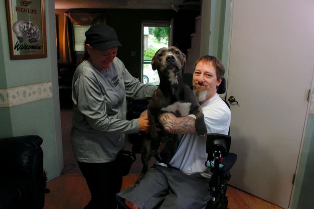 ΗΠΑ: Ανδρας έχασε τα χέρια, τα πόδια, τη μύτη και τα χείλη του από γλείψιμο του σκύλου
