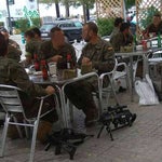 Defensa investigará esta foto de militares tomando cervezas con sus