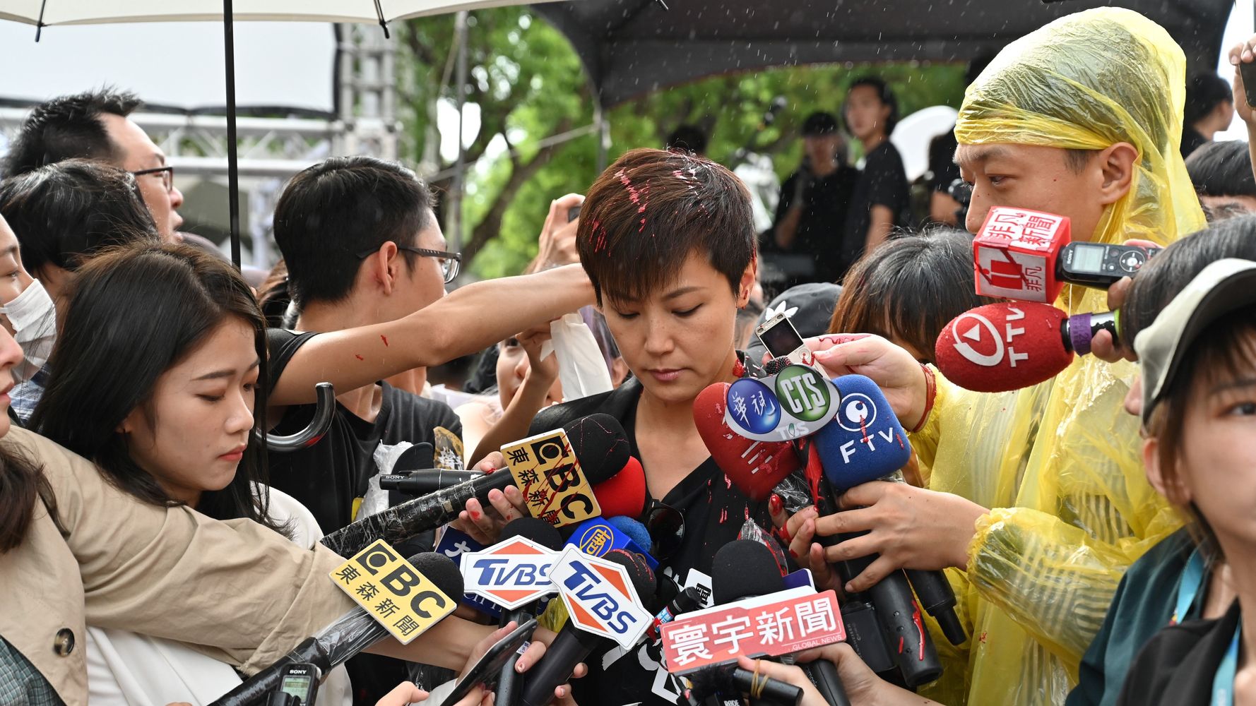 香港デモ支援の集会で 歌手の頭上に赤いペンキ それでも動じず 決して恐れず 引き下がりません ハフポスト