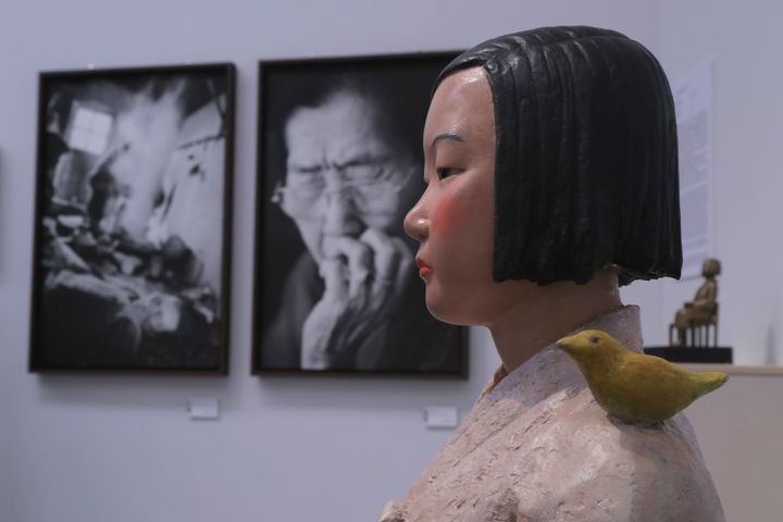 「表現の不自由展・その後」に展示された彫刻家キム・ソギョン氏、キム・ウンソン氏夫妻の「平和の少女像」