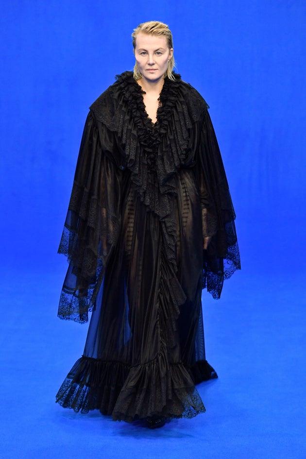 Chez Balenciaga, des mannequins amateurs et âgés défilent à la Fashion