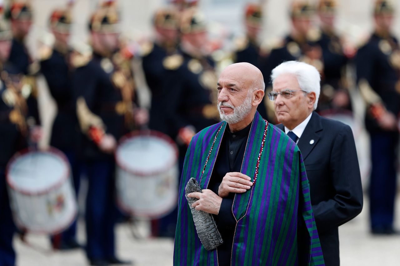 O πρώην πρόεδρος του Αφγανιστάν, Χαμίντ Καρζάι φτάνει στο Σανζ Ελιζέ στο Παρίσι αφού πρώτα απέτισε φόρο τιμής στον πρώην Γάλλο πρόεδρο Ζακ Σιράκ