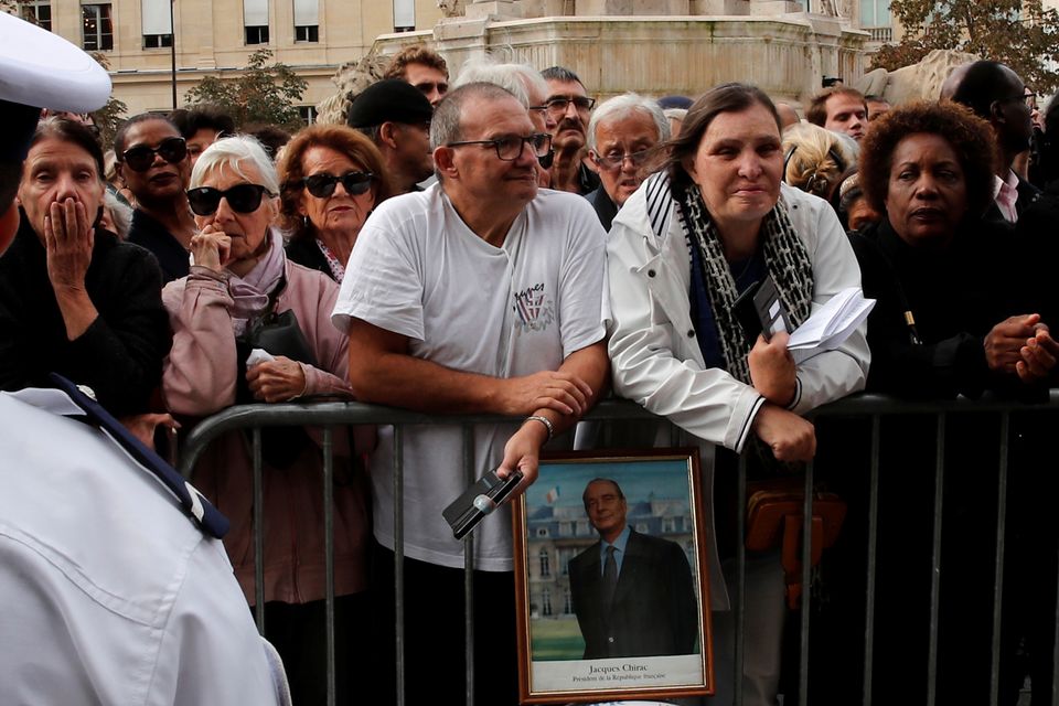 Πλήθος κόσμου στο σημείο για να αποχαιρετίσει τον πρώην Γάλλο πρόεδρο