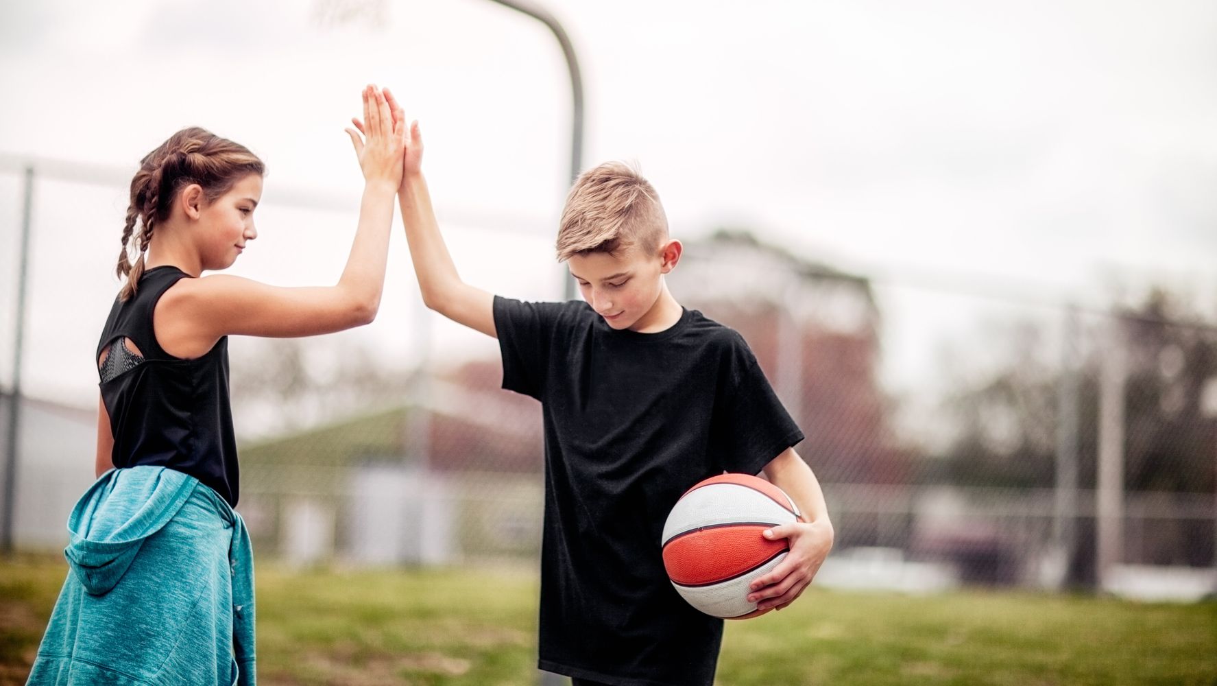 He likes playing play basketball. Баскетбол дети. Играющие в баскетбол. Дети баскетболисты. Дети играют в баскетбол.