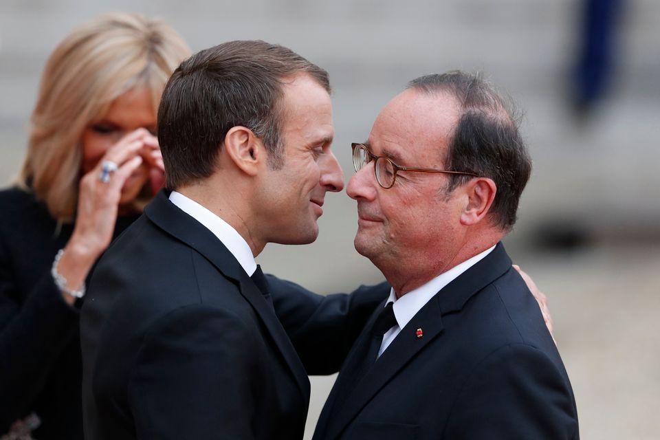 O πρόεδρος της Γαλλίας, Εμανουέλ Μακρόν υποδέχεται τον πρώην πρόεδρο, Φρανσουά Ολάντ