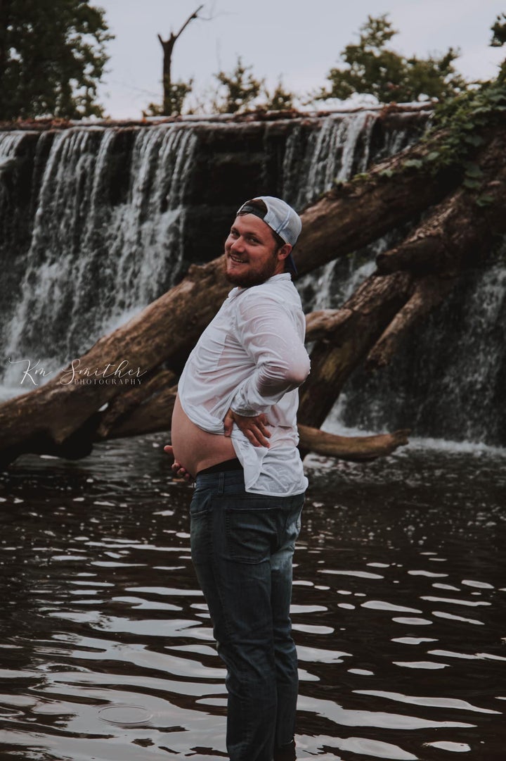 Husband Takes Maternity Photos To Cheer Up Pregnant Wife On Bed Rest