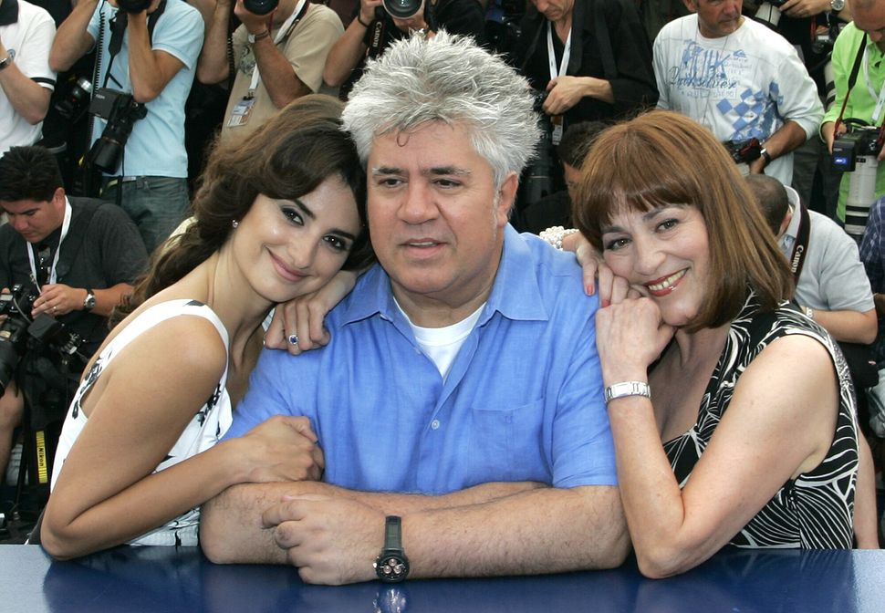 Pen&eacute;lope Cruz, Pedro Almod&oacute;var and Carmen Maura at the Cannes Film Festival in 2006.