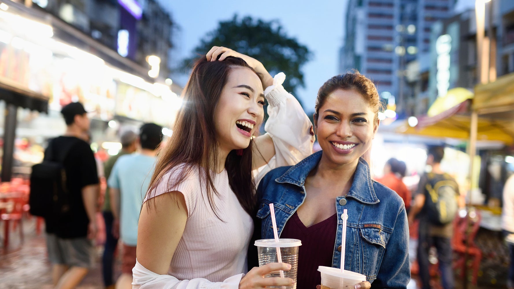 How To Make Friends When You Travel According To Solo Travelers Huffpost Life