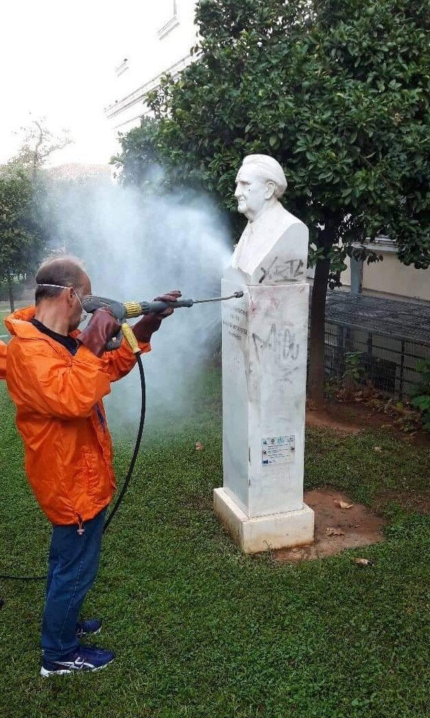 Aπό την παρέμβαση καθαριότητας του Δήμου Αθηναίων στον πεζόδρομο της Μασσαλίας και έξω από τη Νομική Σχολή.