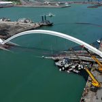 Les images glaçantes d'un pont qui s'effondre à Taïwan, plusieurs personnes