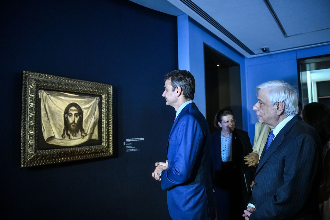 Ο Πρόεδρος της Δημοκρατίας Προκόπης Παυλόπουλος και ο πρωθυπουργός Κυριάκος Μητσοτάκης μπροστά από έργο του Ελ Γκρέκο. Από τα εγκαίνια του νέου Μουσείου Γουλανδρή στην Αθήνα.