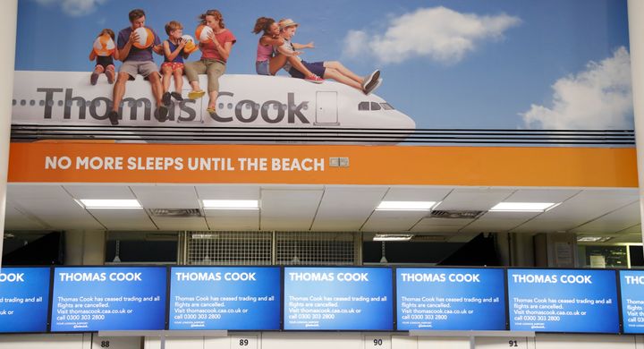 Διαφημιστή αφίσα της Thomas Cook σε αεροδρόμιο στην Βρετανία...από το παρελθόν.