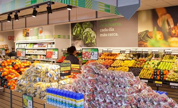 Sección de frutería del supermercado La Plaza de Dia