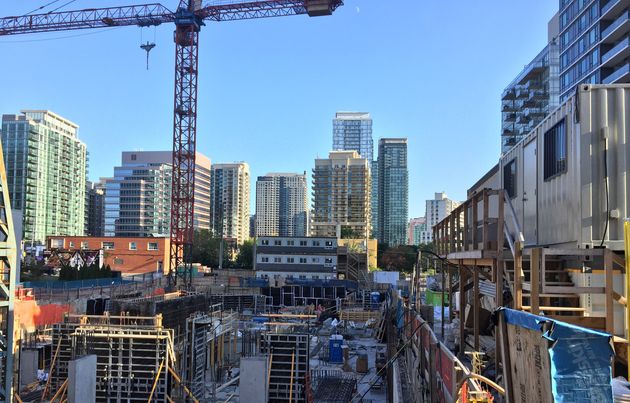 Construcción de un nuevo edificio de condominios en Toronto, el 5 de septiembre. El Royal Bank of Canada estima que Toronto ...